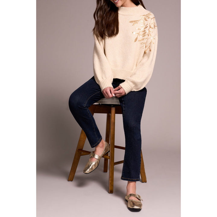 Suéter de cuello alto con apliques florales de lentejuelas