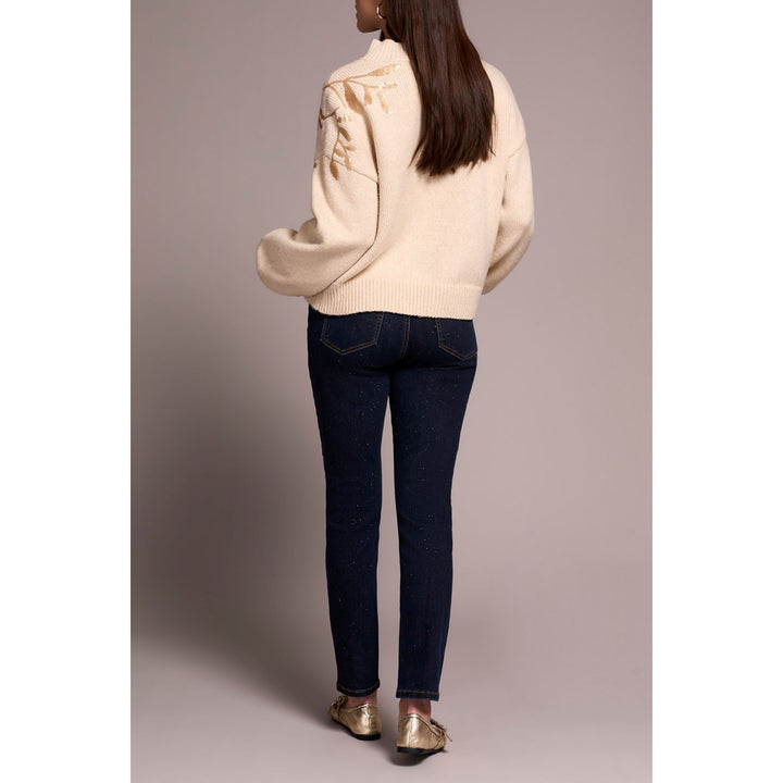 Suéter de cuello alto con apliques florales de lentejuelas