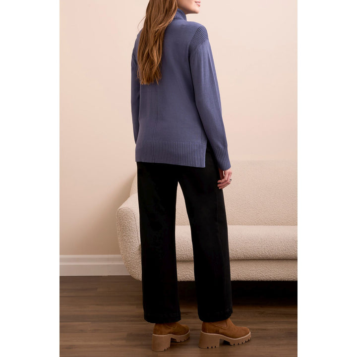 Pull à col roulé et épaules tombantes