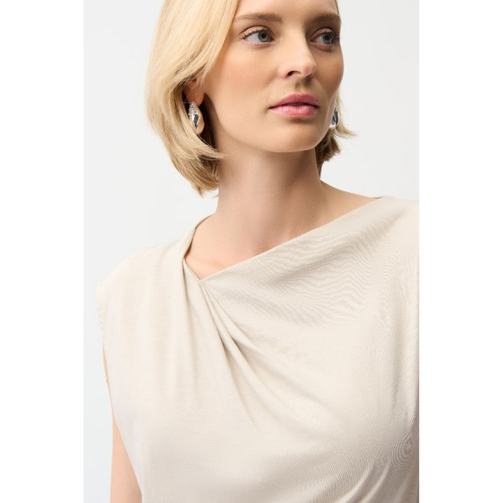 Top de algodón con cuello asimétrico