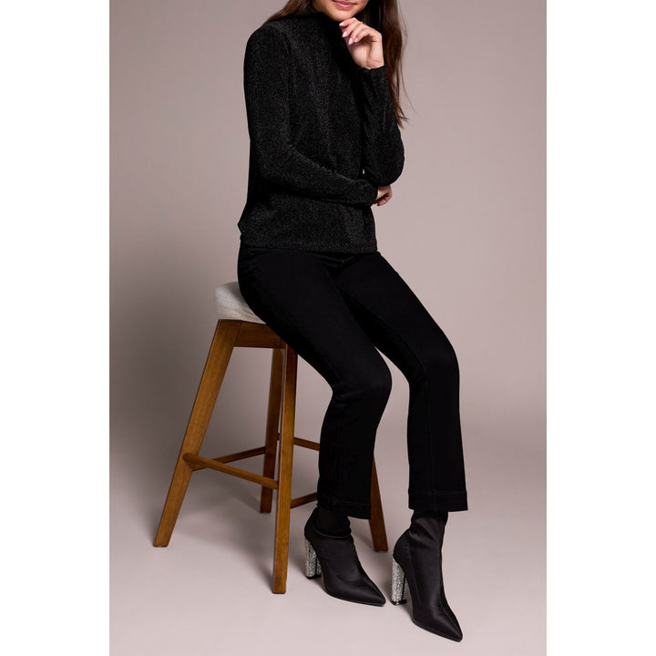 Top de cuello alto con detalle de borde Merrow