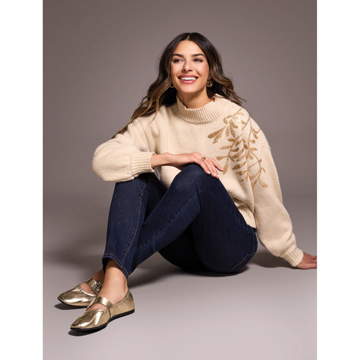 Suéter de cuello alto con apliques florales de lentejuelas