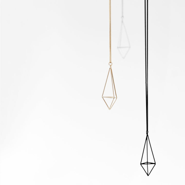 Collar largo alargado con diamantes en 3D