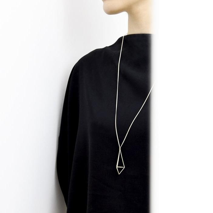 Collar largo alargado con diamantes en 3D