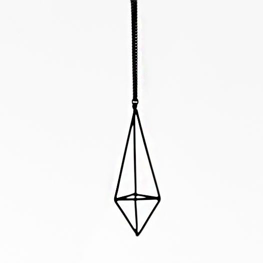 Collar largo alargado con diamantes en 3D