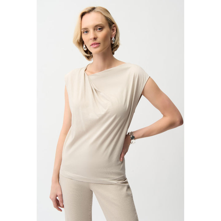 Top de algodón con cuello asimétrico