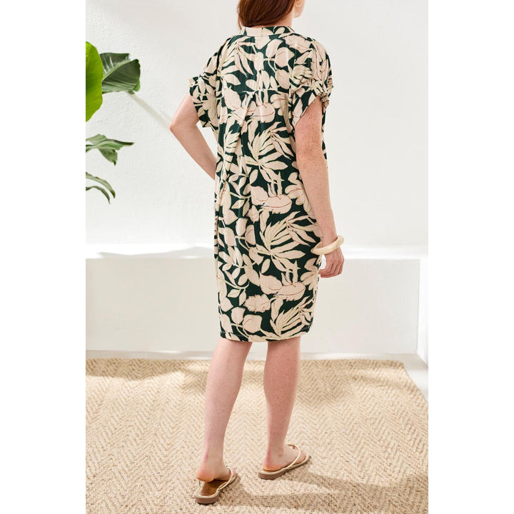 Robe droite à manches volantées et col cranté