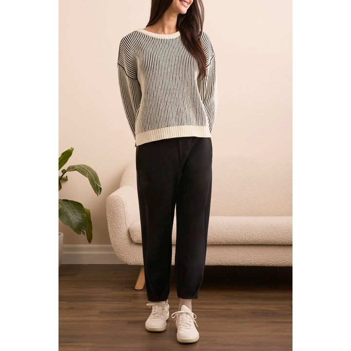 Pull ras du cou avec fente latérale