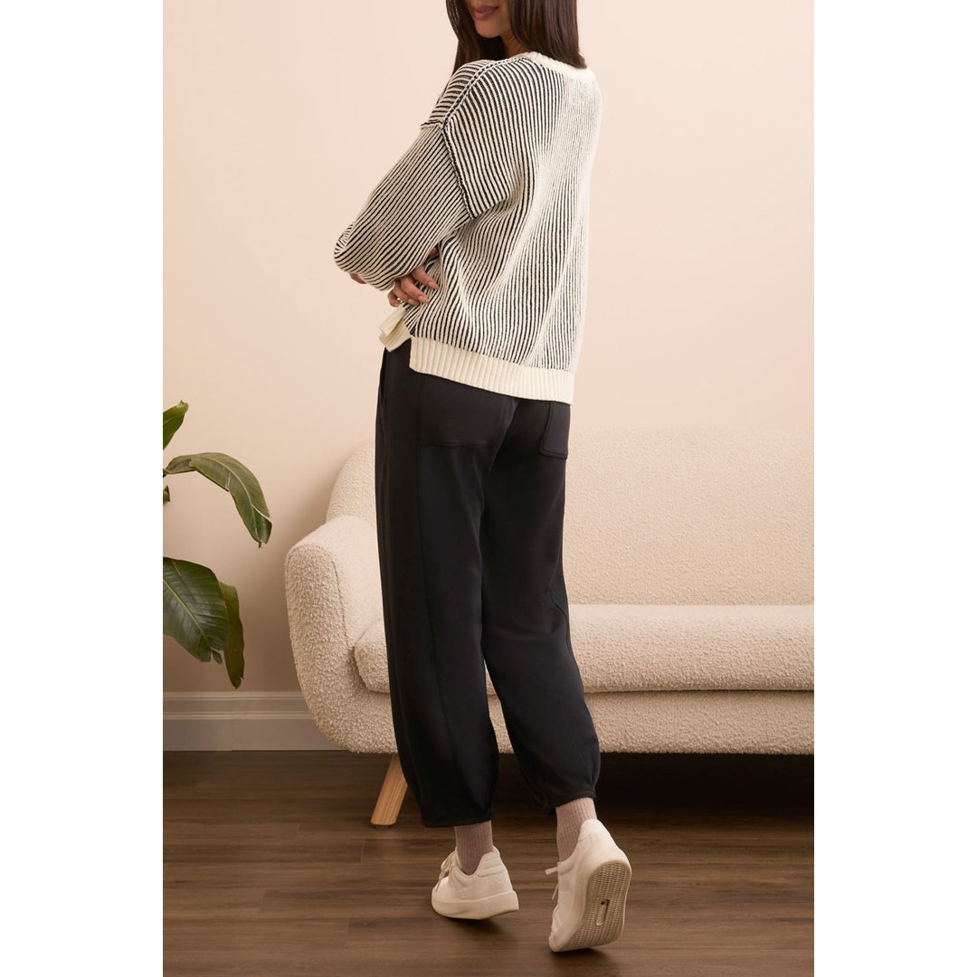 Pull ras du cou avec fente latérale