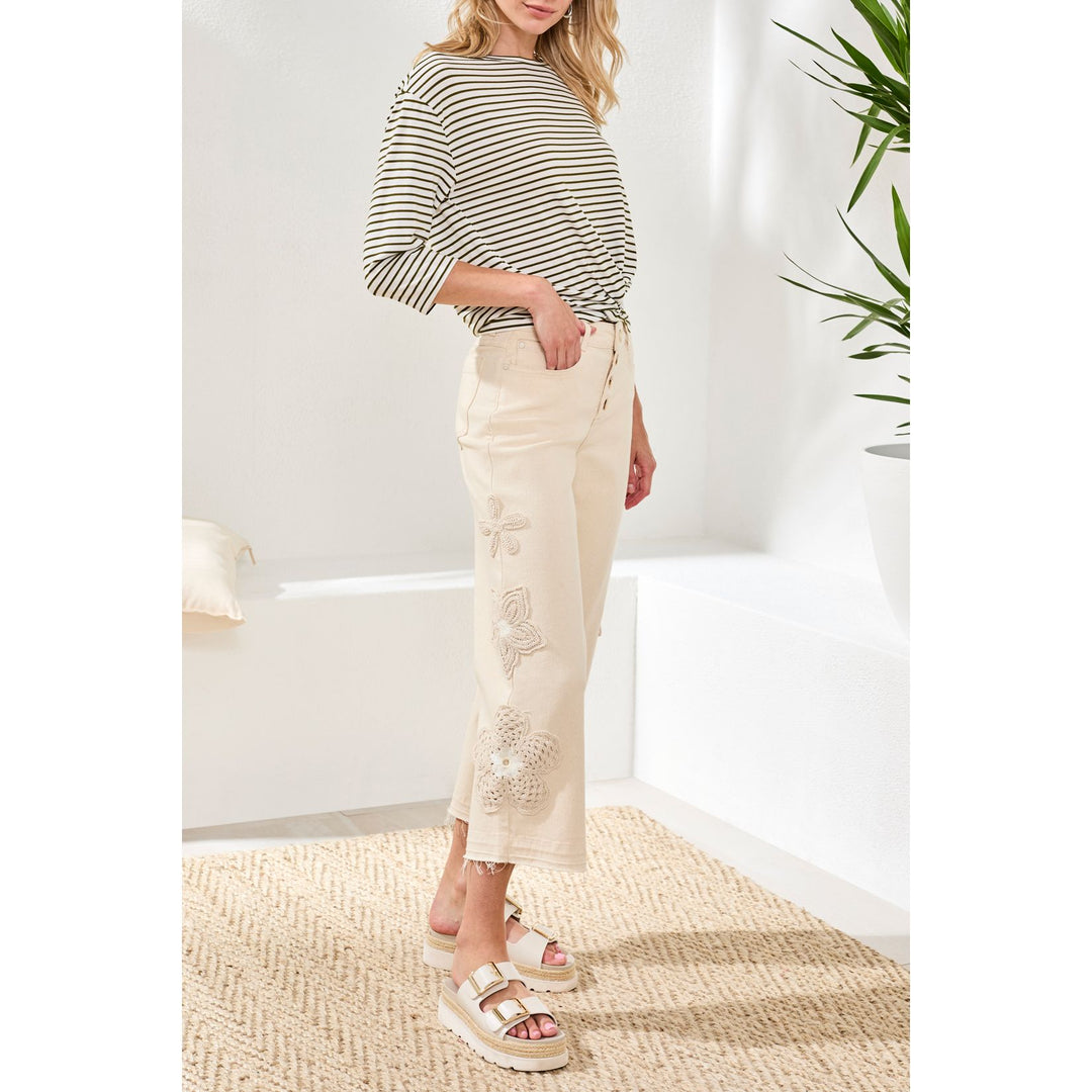 Jean Audrey à fermeture boutonnée, coupe large et courte, orné de détails floraux