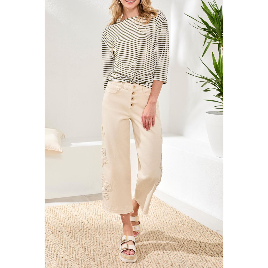 Jean Audrey à fermeture boutonnée, coupe large et courte, orné de détails floraux