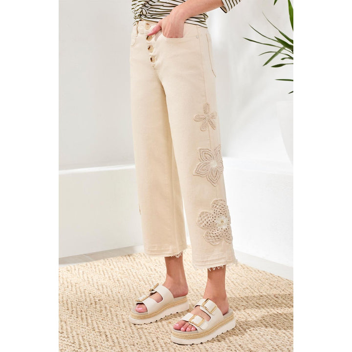 Jean Audrey à fermeture boutonnée, coupe large et courte, orné de détails floraux