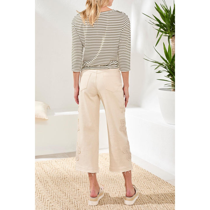 Jean Audrey à fermeture boutonnée, coupe large et courte, orné de détails floraux